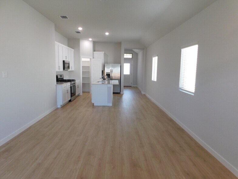 Building Photo - 519 Green Grass Dr