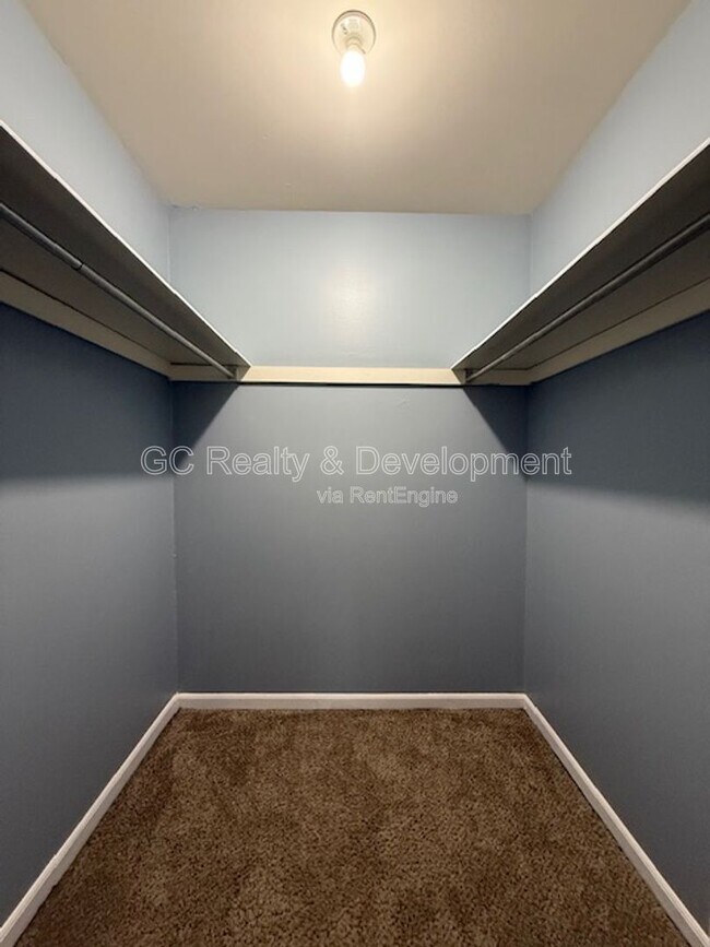 Building Photo - 16 Simpson St