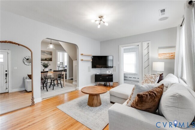 Building Photo - 2103 Pinetree Dr