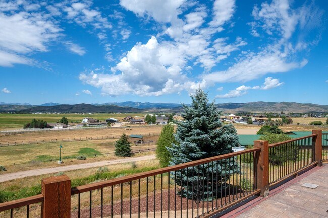 Building Photo - Private Hillside Ranch Home Available Wint...