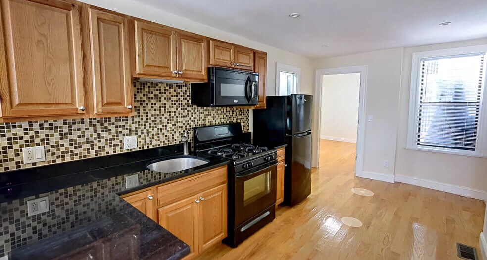 Building Photo - 61 Joy St