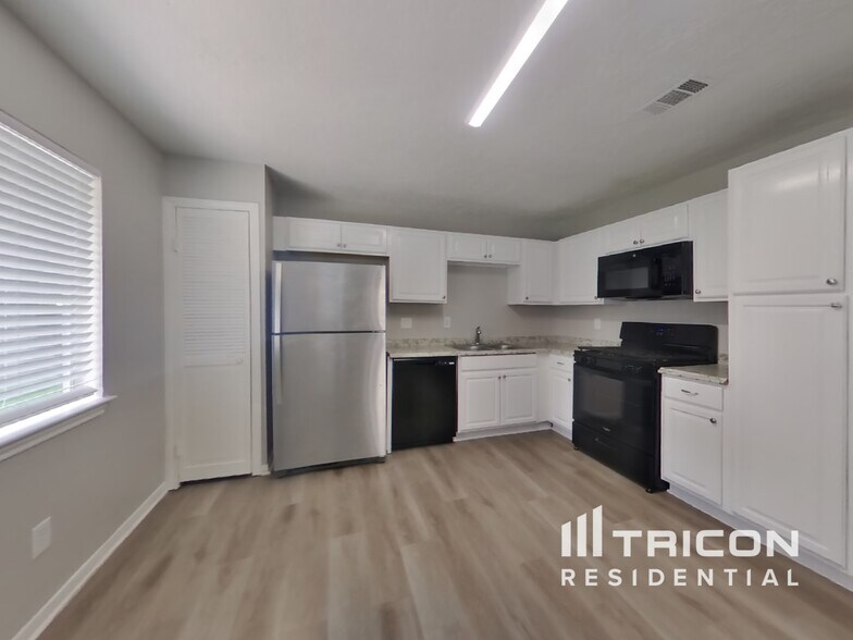 Building Photo - 3606 Hampstead Ct
