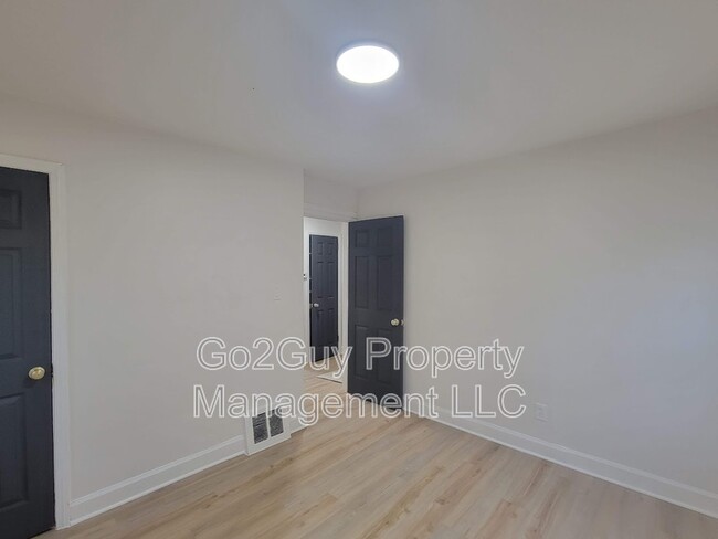 Building Photo - 19945 Greenview Ave