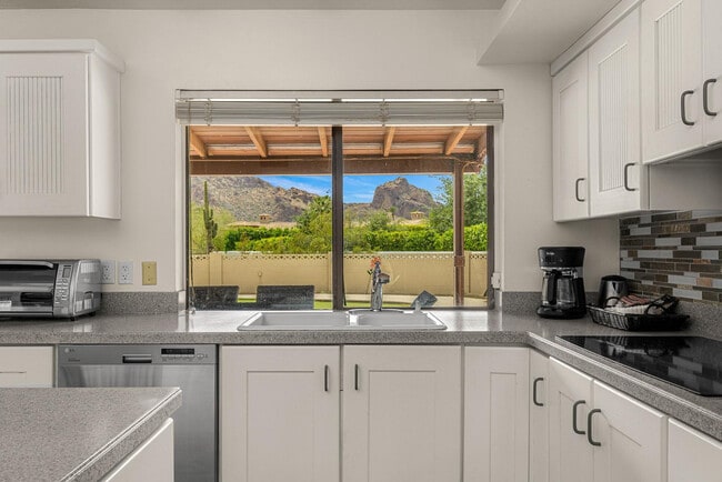 Building Photo - 5901 E Cactus Wren Rd