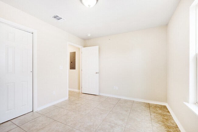 Building Photo - Stylish 3 Bed, 2 Bath Apartment in Georgetown