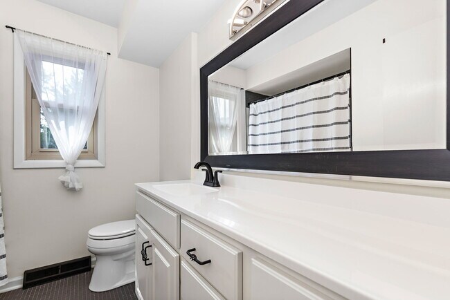 2nd full bathroom - 318 NW Woodland Rd