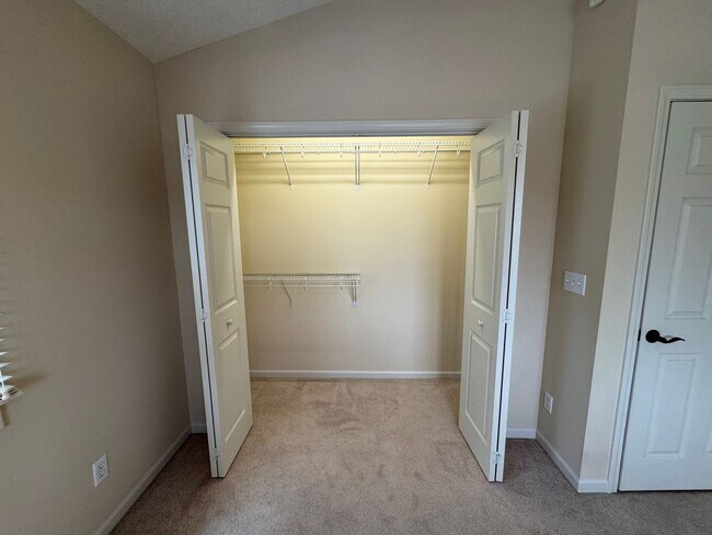 Building Photo - Weaverville - Well Kept Townhome with Flex Space