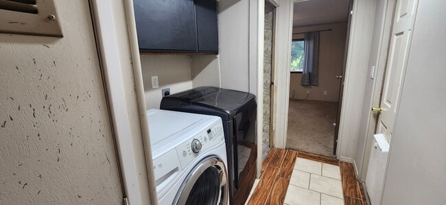 Building Photo - 2 Bed 1 Bath single wide mobile home on just shy of 1/2 acer lot in Lake Stevens $2350.00/mo