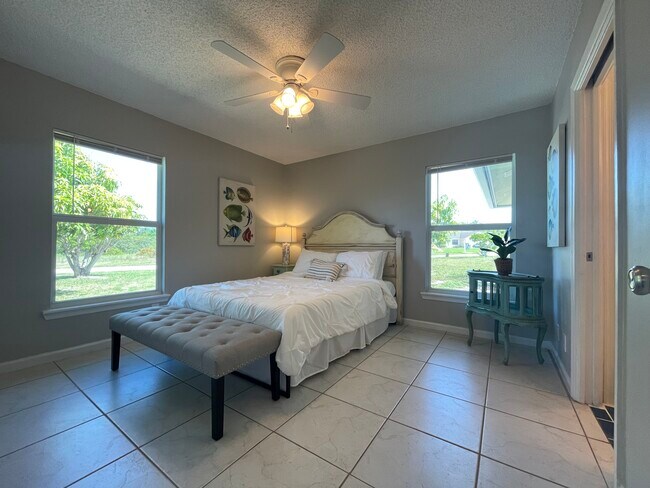 Building Photo - 8043 SE Highpoint Way