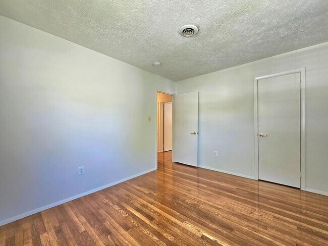 Building Photo - 4123 Glendale Rd