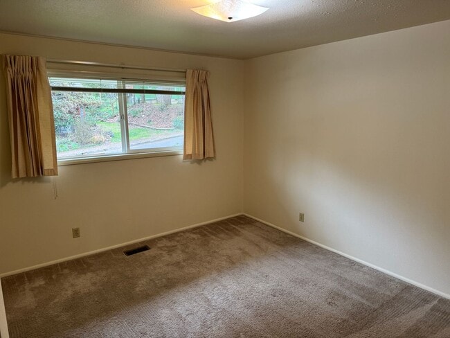 Building Photo - Updated 2 bedroom 1 bathroom house in Eugene!