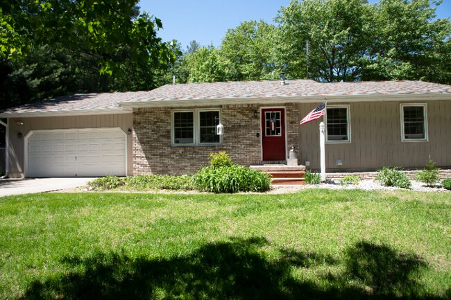 Primary Photo - 576 S South Long Lake Rd