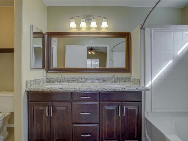 Building Photo - 3 Bedroom 2 Bathroom with Den!