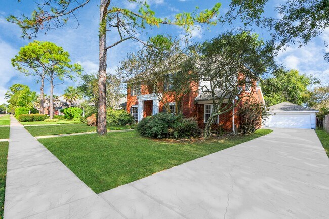 Building Photo - 15919 Lake Lodge Dr