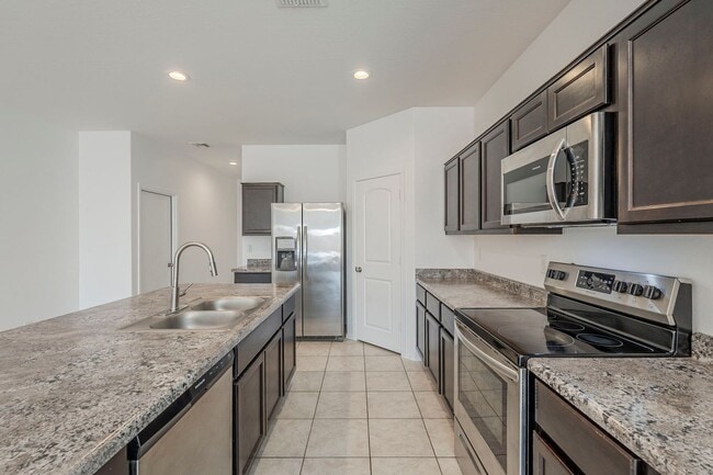Building Photo - Gorgeous 4 Bed / 2 Bath Home – Move-In Rea...