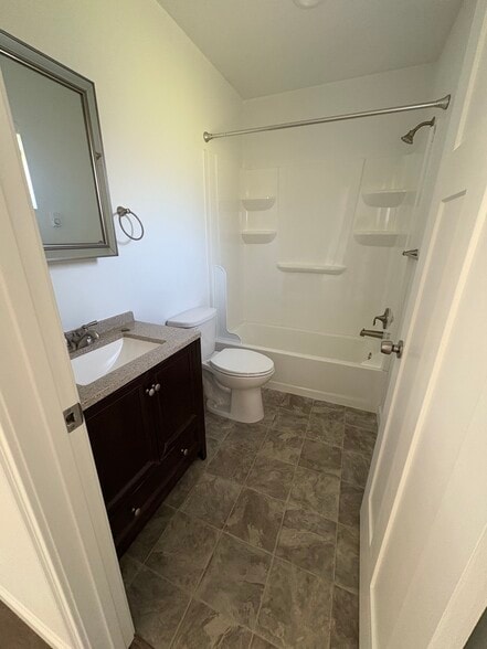 Bath 2 - 1816 Scammell Ave NW