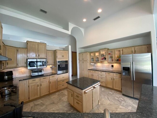 Building Photo - Spacious 3/2 with In-Law Suite