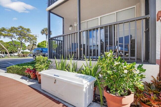 Building Photo - 8 Royal Palm Way