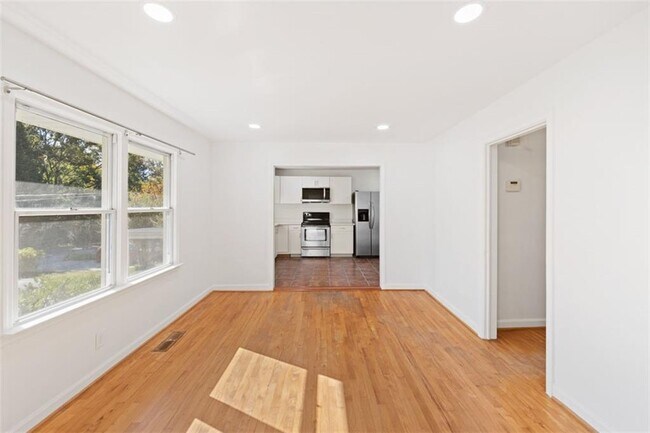 Building Photo - 1416 Woodland Hills Dr NE