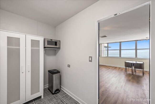 Building Photo - 6301 N Sheridan Rd