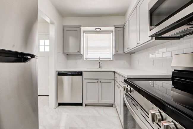 Building Photo - 2112 Melrose Dr