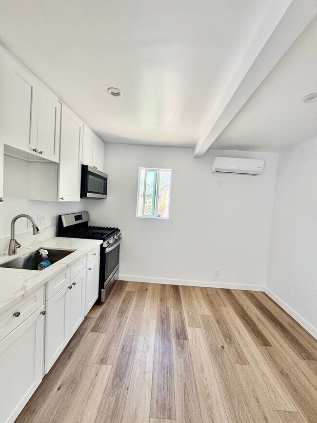 Building Photo - 2 Bedrooms/1 Bath AVAILABLE NOW!