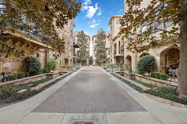 Building Photo - Balconies of Bomar