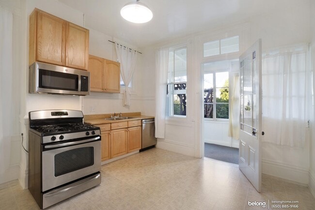 Building Photo - 1618 Grove St