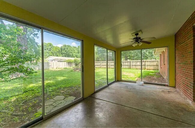 Building Photo - Large 4 Bedroom 3 Bath Home Available 7/15...