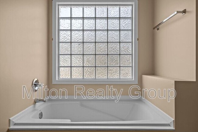 Building Photo - 101 Fairwoods Ct