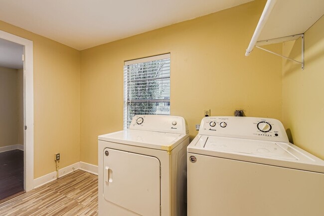 Building Photo - 1209 E 9th St