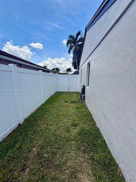Building Photo - 11561 SW 51st Ct