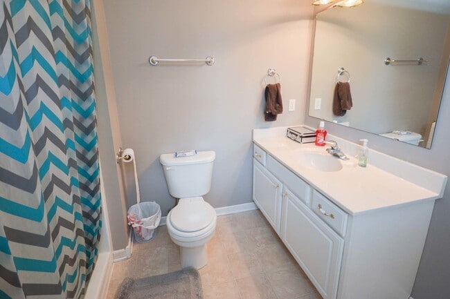 Building Photo - Private End-Unit Townhome with Walkout Basement