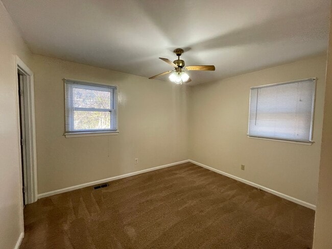 Building Photo - Nice 3 BR House in South Lexington! W/D Hookups, Off-Street Parking, Pets Ok!