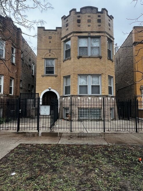 Building Photo - 735 N Hamlin Ave