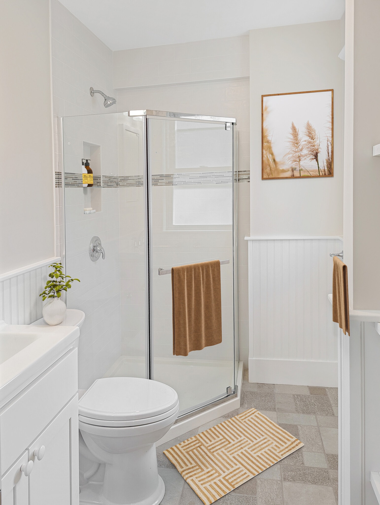 En-suite bathroom with shower - 22 Reed St