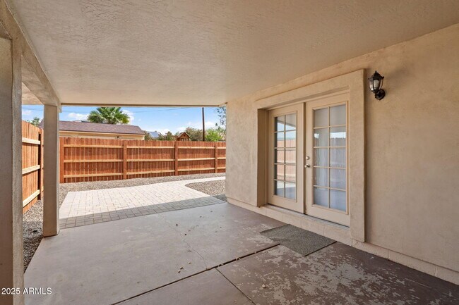 Building Photo - 744 E Meadow Ln