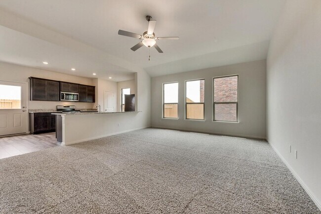 Building Photo - 833 Serena Dr