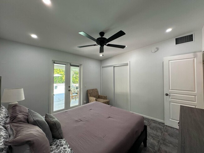 Building Photo - 725 S Mountain View Dr