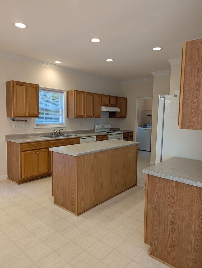 Building Photo - Spacious 4-Bedroom, 3-Bath Home in Parkside!