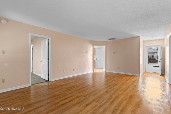 Building Photo - An adorable home! City Convenience!