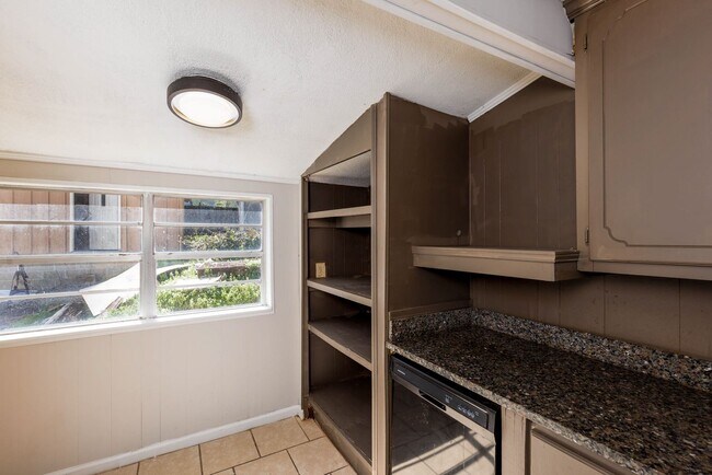 Building Photo - 4 Bedroom, 2 Bathroom in Adamsville