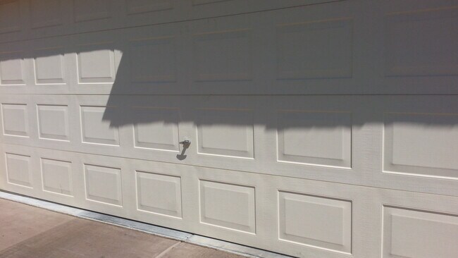 Building Photo - Beautiful SW 4 bedroom home with 2 car garage!