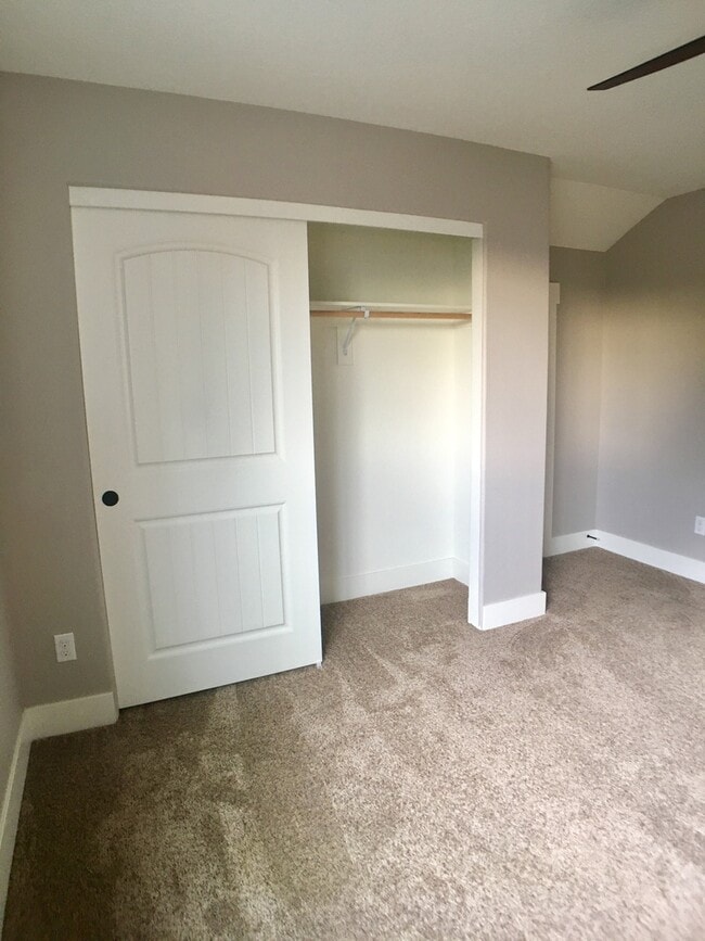 Building Photo - Spacious 3br/3.5ba House with Garage & AC in South Tabor Neighborhood