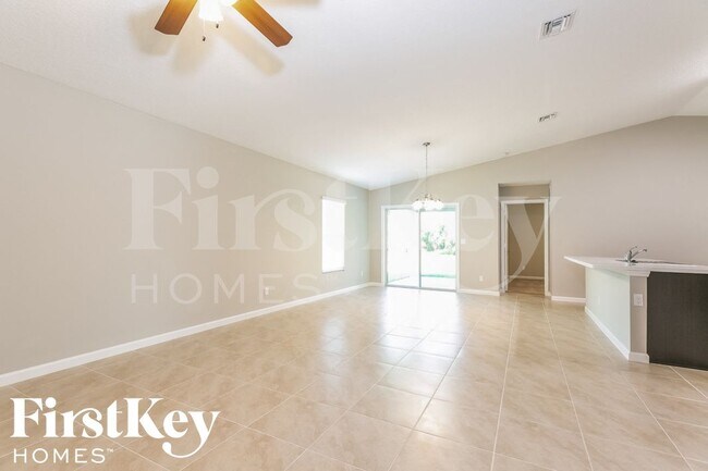 Building Photo - 1133 SW Eleuthera Ave