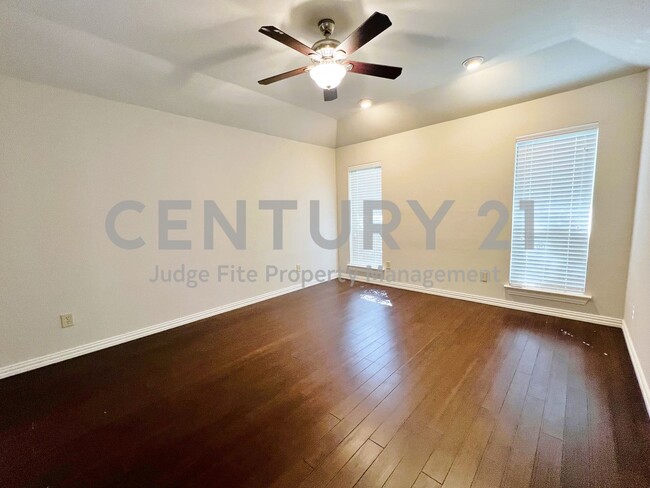 Building Photo - Nicely Updated 3/2/2 in North Dallas For R...