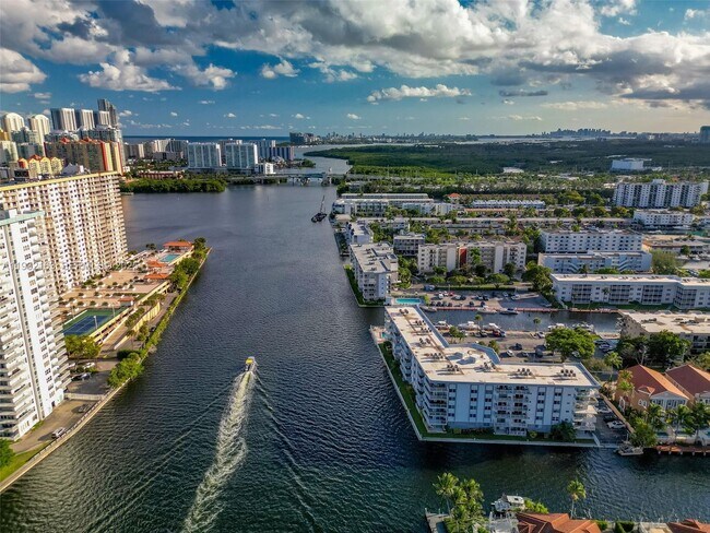 Building Photo - 4000 NE 170th St