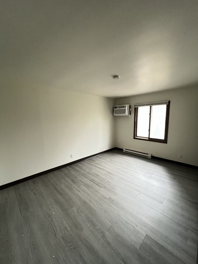 Building Photo - New Listing!