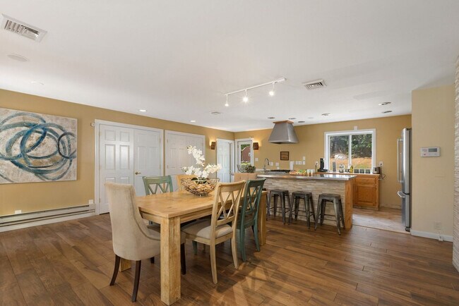 Building Photo - 338 Clove Rd