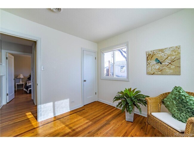 Building Photo - Nicely Remodeled 2 bedroom Bungalow.